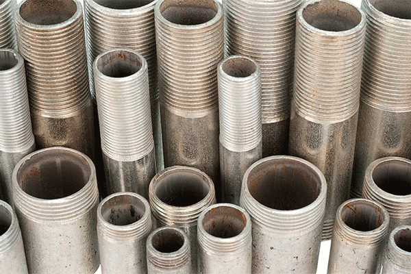 معرفی روشهای اصولی اتصال لوله گالوانیزه با رزوه و بدون رزوه لولههای گالوانیزه یکی از محکمترین انواع لوله و اتصالات ساختمانی محسوب میشوند. برخی از انواع لوله گالوانیزه بدون رزوه و برخی از آنها با رزوه هستند. اتصال لوله و اتصالات گالوانیزه رزوه دار به دلیل وجود شیار در انتهای لولهها، بهآسانی انجام میشود، ولی اتصال لوله فلزی بدون رزوه کمی پیچیدهتر است. نکتهای که باید در نظر داشته باشید، این است که روش اتصال لوله های گالوانیزه در هر دو صورت باید با دقت کافی انجام شود تا هیچگونه نشتی در آنها به وجود نیاید. به دلیل اهمیت بالای این موضوع در اتصالات ساختمانی، ادامه این مطلب را به بررسی این موضوع اختصاص دادهایم. اگر بهدنبال بهترین روش برای اتصال لوله گالوانیزه هستید، مقاله پیش رو را از دست ندهید. اتصال لوله گالوانیزه رزوه ای؛ وصل کردن لولههای گالوانیزه بدون دردسر انواع لوله گالوانیزه رزوهای، در ۲ نوع روپیچ یا توپیچ طراحی و تولید میشوند. در انواع لوله و اتصالات گالوانیزه روپیچ، شیارهای لوله یا همان رزوه، روی لوله و در انواع لوله گالوانیزه رزوهای توپیچ، این شیارها درون لوله تعبیه شدهاند. روش اتصال لوله های گالوانیزه رزوهای، پیچیدگی خاصی ندارد؛ فقط کافی است شیار لولهها را درون هم قرار دهید و اتصالات را محکم کنید. بعد از اتصال لوله های گالوانیزه رزوهای، باید همه رزوهها را با نوار تفلون ببندید. نوار تفلون یک نوار سفید رنگ است که برای چفت شدن و روان کردن رزوهها کاربرد دارد؛ همچنین از بروز نشتی میان لوله و اتصالات گالوانیزه جلوگیری میکند. در آخرین مرحله از اتصال لولههای گالوانیزه رزوهای، بعد از محکم کردن اتصال با دست، حتما از یک آچار لوله قوی مانند آچار رونیکس برای نگهداشتن لوله و از یک آچار دیگر برای سفت کردن اتصالات لوله گالوانیزه استفاده کنید. اتصال لوله گالوانیزه بدون رزوه؛ استفاده از کوپلینگ برای اتصال لولهها برای اتصال لوله فلزی بدون رزوه، به انواع بوشن گالوانیزه یا کوپلینگ که نمونهای از اتصالات گالوانیزه محسوب میشوند، نیاز خواهید داشت. در ادامه روش اتصال لوله های گالوانیزه بدون رزوه را به صورت مرحلهبهمرحله بررسی میکنیم. مرحله اول؛ اندازهگیری قطر لوله و اتصالات گالوانیزه برای اتصال لوله فلزی بدون رزوه به کوپلینگ نیاز داریم. کوپلینگ نمونهای از اتصالات گالوانیزه است که برای آببندی و جلوگیری از بروز نشتی در لوله و اتصالات گالوانیزه کاربرد دارد. برای انتخاب کوپلینگ باید قطر لوله و اتصالات گالوانیزه را با دقت اندازهگیری کرده و متناسب با قطر آنها، کوپلینگ مناسب را تهیه کنید. هنگام اندازهگیری قطر لوله و اتصالات گالوانیزه حتما به این نکته توجه کنید که قطر درون لولهها با بیرون آنها متفاوت است. با در نظر گرفتن اندازه قطر داخلی و خارجی لولههای گالوانیزه، میتوانید کوپلینگ مناسب را انتخاب کنید. کوپلینگها بهصورت انعطافپذیر و ثابت در ابعاد مختلف تولید میشوند. قطر کوپلینگهای انعطافپذیر یا پلهای، متناسب با قطر لولههای گالوانیزه افزایش پیدا میکند. مرحله دوم؛ بررسی هموار بودن سطح لولهها اکثر لولههای گالوانیزه، به دلیل داشتن پوشش روی، سطح ناهمواری دارند. پیش از اقدام برای بهکارگیری روش اتصال لوله های گالوانیزه بدون رزوه، ابتدا باید هموار بودن سطوح لولهها را در نظر بگیرید. اگر سطح لولههای گالوانیزه هموار باشد، استفاده از کوپلینگ استاندارد، بهخوبی جواب میدهد. درصورتیکه سطح لولهها ناهموار باشد، باید از کوپلینگهای تخصصی که برای سطوح ناهموار طراحی شدهاند، استفاده کنید. مرحله سوم؛ تراز و آماده کردن لولههای گالوانیزه پیش از اتصال لوله فلزی بدون رزوه باید با استفاده از یک تراز، از گرد بودن انتهای لوله گالوانیزه اطمینان داشته باشید. اگر انتهای لوله گرد نبود، با استفاده از اره و سمباده، آن را به شکل گرد برش دهید و لبههای لوله را هموار کنید. در ادامه آثار چربی و کثیفی را از روی لولهها از بین ببرید تا برای اتصال آماده شوند. کوپلینگ را در مرکز محل اتصال دو لوله قرار دهید و با مداد قسمت انتهای کوپلینگ را با یک خط مشخص کنید. مرحله چهارم؛ وصل کردن لولههای گالوانیزه بدون رزوه در مرحله آخر از روش اتصال لوله های گالوانیزه بدون رزوه، باید انتهای لوله بدون رزوه را درون کوپلینگ قرار دهید. انتهای کوپلینگ باید منطبق بر خطی باشد که روی لوله کشیدهاید. این کار را برای هر دو لوله انجام دهید و در ادامه با استفاده از پیچهای بست، لوله و اتصالات گالوانیزه را محکم کنید. برای اطمینان از محکم بودن بستها، حتما از یک آچار محکم مانند آچار فرانسه رونیکس برای سفت کردن یکنواخت اتصالات استفاده کنید. محکم نکردن بستها و اتصالات گالوانیزه، نشتیهای مخربی را در مسیر لولهکشی ایجاد خواهد کرد. اگر لوله گالوانیزه در محل مرطوب قرار دارد، از کوپلینگهای فولادی ضدزنگ استفاده کنید تا از بروز مشکلات مربوط به زنگزدگی جلوگیری شود. استفاده از تکنیکهای جوشکاری؛ پیچیدهترین روش اتصال لوله های گالوانیزه با وجود این که برای اتصال بسیاری از انواع لوله و اتصالات ساختمانی از اینورتر جوشکاری و انواع دستگاه جوش استفاده میشود، ولی این کار برای اتصال لولههای گالوانیزه با پیچیدگیهایی همراه است. برای جوشکاری لولههای گالوانیزه ابتدا باید پوشش گالوانیزه را از روی لولهها برداشت و اقدام به اتصال لوله گالوانیزه کرد؛ بااینحال به دلیل از بین رفتن مقاومت لولههای گالوانیزه در برابر زنگزدگی و خوردگی و بالا رفتن احتمال نشتی در محل جوش، باید مجددا محل درز جوش گالوانیزه شود. این روش برای لولههای گالوانیزه که در محیطهای خورنده قرار دارند و برای مقاومت در برابر خوردگی، احتیاج به پوشش گالوانیزه دارند، مناسب نیست. در جوشکاری لوله گالوانیزه، با استفاده از یک قطعه الکترود یا تیغه برش، پوشش گالوانیزه از لوله در محل اتصال جدا میشود تا به نقطه جوش دسترسی داشته باشیم. در ادامه میتوان از روشهای جوشکاری زیر برای اتصال لولههای گالوانیزه استفاده کرد: • جوشکاری قوس الکتریکی فلزات (SMAW) • جوشکاری قوسی فلزات (GMAW) • جوشکاری تیگ (TIG) • جوشکاری الکترومقاومتی (ERW) پس از جوشکاری، لوله جوش داده شده تحت پوشش جدید گالوانیزه قرار میگیرد. برای جوشکاری لوله گالوانیزه، باید تکنیکهای خاصی به کار گرفته شود تا پوشش گالوانیزه از بین نرود و از آسیب دیدن آن جلوگیری شود. در ضمن، لازم است قبل از جوشکاری، لولهها با دقت بالا بررسی شده و از وجود خط و خش و دیگر نقصهای محتمل، اطمینان حاصل شود. تجهیزات لازم برای اتصال لولههای گالوانیزه را از رونیکس خریداری کنید در این مطلب ۳ روش اتصال لوله های گالوانیزه را بررسی کردیم. نکتهای که باید به آن توجه داشته باشید استفاده از ابزار مناسب برای انجام این کار است. بهترین کار استفاده از برخی اقلام و تجهیزات برای آببندی لوله و اتصالات گالوانیزه است؛ از جمله تفلونهای مایع، نوار تفلون، خمیر لولهکشی و کنف. با استفاده از این تجهیزات بهراحتی میتوان انواع روش اتصال لوله های گالوانیزه را به کار گرفت و از بروز نشتی در محل اتصال لولههای گالوانیزه جلوگیری کرد. همچنین استفاده از ابزار جوشکاری مناسب و آچارهای مناسب برای محکم کردن اتصالات، نکتهای بسیار مهم است. برای مشاهده کلیه این ابزار و وسایل میتوانید به سایت رونیکس سر بزنید و برای تهیه آنها از فروشگاههای معتبر اقدام کنید.