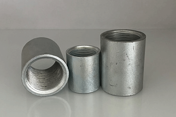 معرفی روشهای اصولی اتصال لوله گالوانیزه با رزوه و بدون رزوه لولههای گالوانیزه یکی از محکمترین انواع لوله و اتصالات ساختمانی محسوب میشوند. برخی از انواع لوله گالوانیزه بدون رزوه و برخی از آنها با رزوه هستند. اتصال لوله و اتصالات گالوانیزه رزوه دار به دلیل وجود شیار در انتهای لولهها، بهآسانی انجام میشود، ولی اتصال لوله فلزی بدون رزوه کمی پیچیدهتر است. نکتهای که باید در نظر داشته باشید، این است که روش اتصال لوله های گالوانیزه در هر دو صورت باید با دقت کافی انجام شود تا هیچگونه نشتی در آنها به وجود نیاید. به دلیل اهمیت بالای این موضوع در اتصالات ساختمانی، ادامه این مطلب را به بررسی این موضوع اختصاص دادهایم. اگر بهدنبال بهترین روش برای اتصال لوله گالوانیزه هستید، مقاله پیش رو را از دست ندهید. اتصال لوله گالوانیزه رزوه ای؛ وصل کردن لولههای گالوانیزه بدون دردسر انواع لوله گالوانیزه رزوهای، در ۲ نوع روپیچ یا توپیچ طراحی و تولید میشوند. در انواع لوله و اتصالات گالوانیزه روپیچ، شیارهای لوله یا همان رزوه، روی لوله و در انواع لوله گالوانیزه رزوهای توپیچ، این شیارها درون لوله تعبیه شدهاند. روش اتصال لوله های گالوانیزه رزوهای، پیچیدگی خاصی ندارد؛ فقط کافی است شیار لولهها را درون هم قرار دهید و اتصالات را محکم کنید. بعد از اتصال لوله های گالوانیزه رزوهای، باید همه رزوهها را با نوار تفلون ببندید. نوار تفلون یک نوار سفید رنگ است که برای چفت شدن و روان کردن رزوهها کاربرد دارد؛ همچنین از بروز نشتی میان لوله و اتصالات گالوانیزه جلوگیری میکند. در آخرین مرحله از اتصال لولههای گالوانیزه رزوهای، بعد از محکم کردن اتصال با دست، حتما از یک آچار لوله قوی مانند آچار رونیکس برای نگهداشتن لوله و از یک آچار دیگر برای سفت کردن اتصالات لوله گالوانیزه استفاده کنید. اتصال لوله گالوانیزه بدون رزوه؛ استفاده از کوپلینگ برای اتصال لولهها برای اتصال لوله فلزی بدون رزوه، به انواع بوشن گالوانیزه یا کوپلینگ که نمونهای از اتصالات گالوانیزه محسوب میشوند، نیاز خواهید داشت. در ادامه روش اتصال لوله های گالوانیزه بدون رزوه را به صورت مرحلهبهمرحله بررسی میکنیم. مرحله اول؛ اندازهگیری قطر لوله و اتصالات گالوانیزه برای اتصال لوله فلزی بدون رزوه به کوپلینگ نیاز داریم. کوپلینگ نمونهای از اتصالات گالوانیزه است که برای آببندی و جلوگیری از بروز نشتی در لوله و اتصالات گالوانیزه کاربرد دارد. برای انتخاب کوپلینگ باید قطر لوله و اتصالات گالوانیزه را با دقت اندازهگیری کرده و متناسب با قطر آنها، کوپلینگ مناسب را تهیه کنید. هنگام اندازهگیری قطر لوله و اتصالات گالوانیزه حتما به این نکته توجه کنید که قطر درون لولهها با بیرون آنها متفاوت است. با در نظر گرفتن اندازه قطر داخلی و خارجی لولههای گالوانیزه، میتوانید کوپلینگ مناسب را انتخاب کنید. کوپلینگها بهصورت انعطافپذیر و ثابت در ابعاد مختلف تولید میشوند. قطر کوپلینگهای انعطافپذیر یا پلهای، متناسب با قطر لولههای گالوانیزه افزایش پیدا میکند. مرحله دوم؛ بررسی هموار بودن سطح لولهها اکثر لولههای گالوانیزه، به دلیل داشتن پوشش روی، سطح ناهمواری دارند. پیش از اقدام برای بهکارگیری روش اتصال لوله های گالوانیزه بدون رزوه، ابتدا باید هموار بودن سطوح لولهها را در نظر بگیرید. اگر سطح لولههای گالوانیزه هموار باشد، استفاده از کوپلینگ استاندارد، بهخوبی جواب میدهد. درصورتیکه سطح لولهها ناهموار باشد، باید از کوپلینگهای تخصصی که برای سطوح ناهموار طراحی شدهاند، استفاده کنید. مرحله سوم؛ تراز و آماده کردن لولههای گالوانیزه پیش از اتصال لوله فلزی بدون رزوه باید با استفاده از یک تراز، از گرد بودن انتهای لوله گالوانیزه اطمینان داشته باشید. اگر انتهای لوله گرد نبود، با استفاده از اره و سمباده، آن را به شکل گرد برش دهید و لبههای لوله را هموار کنید. در ادامه آثار چربی و کثیفی را از روی لولهها از بین ببرید تا برای اتصال آماده شوند. کوپلینگ را در مرکز محل اتصال دو لوله قرار دهید و با مداد قسمت انتهای کوپلینگ را با یک خط مشخص کنید. مرحله چهارم؛ وصل کردن لولههای گالوانیزه بدون رزوه در مرحله آخر از روش اتصال لوله های گالوانیزه بدون رزوه، باید انتهای لوله بدون رزوه را درون کوپلینگ قرار دهید. انتهای کوپلینگ باید منطبق بر خطی باشد که روی لوله کشیدهاید. این کار را برای هر دو لوله انجام دهید و در ادامه با استفاده از پیچهای بست، لوله و اتصالات گالوانیزه را محکم کنید. برای اطمینان از محکم بودن بستها، حتما از یک آچار محکم مانند آچار فرانسه رونیکس برای سفت کردن یکنواخت اتصالات استفاده کنید. محکم نکردن بستها و اتصالات گالوانیزه، نشتیهای مخربی را در مسیر لولهکشی ایجاد خواهد کرد. اگر لوله گالوانیزه در محل مرطوب قرار دارد، از کوپلینگهای فولادی ضدزنگ استفاده کنید تا از بروز مشکلات مربوط به زنگزدگی جلوگیری شود. استفاده از تکنیکهای جوشکاری؛ پیچیدهترین روش اتصال لوله های گالوانیزه با وجود این که برای اتصال بسیاری از انواع لوله و اتصالات ساختمانی از اینورتر جوشکاری و انواع دستگاه جوش استفاده میشود، ولی این کار برای اتصال لولههای گالوانیزه با پیچیدگیهایی همراه است. برای جوشکاری لولههای گالوانیزه ابتدا باید پوشش گالوانیزه را از روی لولهها برداشت و اقدام به اتصال لوله گالوانیزه کرد؛ بااینحال به دلیل از بین رفتن مقاومت لولههای گالوانیزه در برابر زنگزدگی و خوردگی و بالا رفتن احتمال نشتی در محل جوش، باید مجددا محل درز جوش گالوانیزه شود. این روش برای لولههای گالوانیزه که در محیطهای خورنده قرار دارند و برای مقاومت در برابر خوردگی، احتیاج به پوشش گالوانیزه دارند، مناسب نیست. در جوشکاری لوله گالوانیزه، با استفاده از یک قطعه الکترود یا تیغه برش، پوشش گالوانیزه از لوله در محل اتصال جدا میشود تا به نقطه جوش دسترسی داشته باشیم. در ادامه میتوان از روشهای جوشکاری زیر برای اتصال لولههای گالوانیزه استفاده کرد: • جوشکاری قوس الکتریکی فلزات (SMAW) • جوشکاری قوسی فلزات (GMAW) • جوشکاری تیگ (TIG) • جوشکاری الکترومقاومتی (ERW) پس از جوشکاری، لوله جوش داده شده تحت پوشش جدید گالوانیزه قرار میگیرد. برای جوشکاری لوله گالوانیزه، باید تکنیکهای خاصی به کار گرفته شود تا پوشش گالوانیزه از بین نرود و از آسیب دیدن آن جلوگیری شود. در ضمن، لازم است قبل از جوشکاری، لولهها با دقت بالا بررسی شده و از وجود خط و خش و دیگر نقصهای محتمل، اطمینان حاصل شود. تجهیزات لازم برای اتصال لولههای گالوانیزه را از رونیکس خریداری کنید در این مطلب ۳ روش اتصال لوله های گالوانیزه را بررسی کردیم. نکتهای که باید به آن توجه داشته باشید استفاده از ابزار مناسب برای انجام این کار است. بهترین کار استفاده از برخی اقلام و تجهیزات برای آببندی لوله و اتصالات گالوانیزه است؛ از جمله تفلونهای مایع، نوار تفلون، خمیر لولهکشی و کنف. با استفاده از این تجهیزات بهراحتی میتوان انواع روش اتصال لوله های گالوانیزه را به کار گرفت و از بروز نشتی در محل اتصال لولههای گالوانیزه جلوگیری کرد. همچنین استفاده از ابزار جوشکاری مناسب و آچارهای مناسب برای محکم کردن اتصالات، نکتهای بسیار مهم است. برای مشاهده کلیه این ابزار و وسایل میتوانید به سایت رونیکس سر بزنید و برای تهیه آنها از فروشگاههای معتبر اقدام کنید.