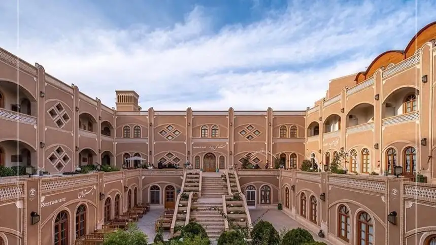 چگونه در ساختمان های یزد راحتتر از پله ها بالا برویم؟