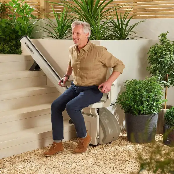 استفاده از بالابر پله برای مشکل پله ها در شهر یزد