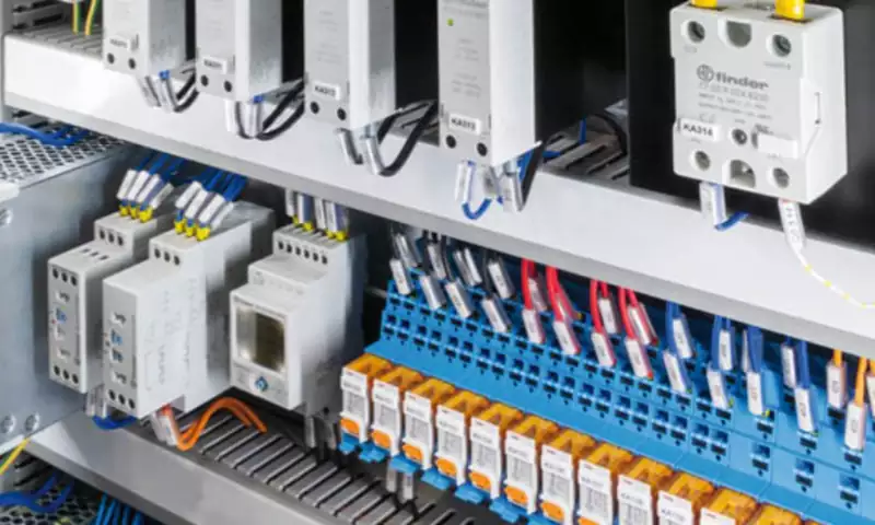 رله فیندر انتخاب حرفه‌ای‌ها برای کنترل دقیق در صنعت برق