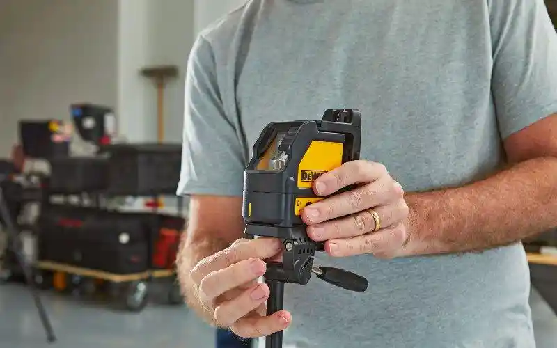 تراز لیزری دیوالت